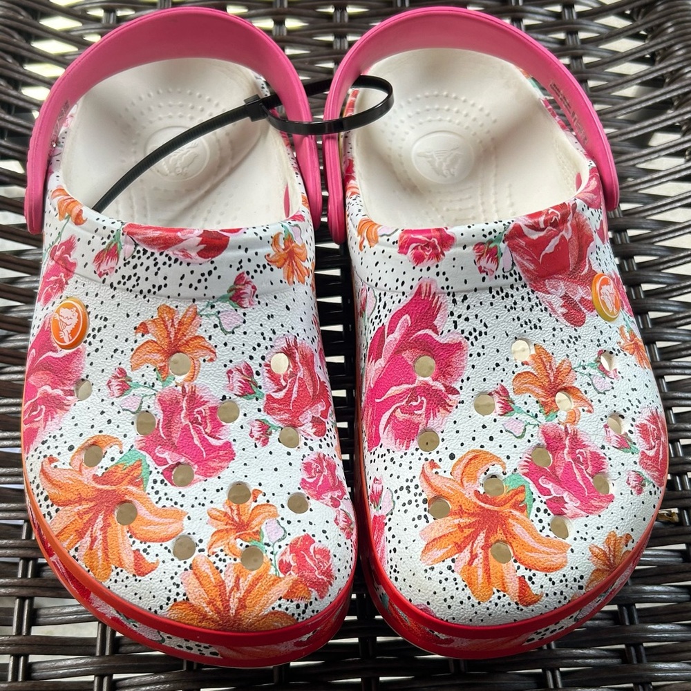 Crocs. Summer cute. Size 6 women Pink & Orange